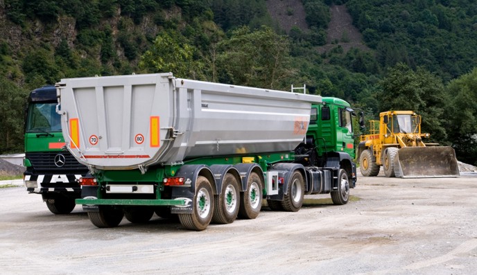 Tankkontrolle mit Überwachung der Tankvorgänge und Betankung des Dieseltank bei LKW, Zugmaschine und Nutzfahrzeug